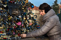 Las parejas juran amor eterno colocando un candado en el Puente de Carlos.  Junto al Puente de Carlos en Praga se encuentra este puente con sus barrotes llenos de candados. No es este un lugar único donde se les haya ocurrido encontrar otra utilidad a los candados que la de guardar pertenencias, ya que podemos encontrarnos en diferentes ciudades de todo el mundo puentes con candados como este. Los hay en Roma, Moscu, Pecs, Seul, Korakuen, Colonia, Wrowclaw, Montevideo, Huangshan, Odessa, etc.  La escalera original del puente que descendía desde el puente hacia la Isla Kampa fue reemplazada por una nueva en 1844. Al año siguiente, una nueva inundación amenazó la integridad del puente, aunque finalmente no se registraron daños de consideración. En 1848, durante los días de la Revolución, el puente escapó ileso a los cañonazos, si bien algunas de las estatuas fueron dañadas. En 1866, se instalaron las luces de estilo seudo gótico (inicialmente a gas, aunque más tarde serían reemplazadas por las eléctricas) en la balaustrada del puente. En los años 1870 el primer servicio regular de transporte público (autobús) comenzó a funcionar sobre el puente, el cual sería reemplazado tiempo después por un tranvía tirado por caballos. También fue en 1870 que el puente sería llamado con su denominación actual de Puente de Carlos. Entre 1874 y 1883, las torres fueron sometidas a una refacción minuciosa.