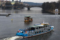 Paseo en barco por el Rio Moldava.  Un paseo por el río Moldava es una actividad que no debería faltar en un viaje a Praga. Encontraréis paseos en barcos a todas horas y para todos los bolsillos. Existen muchos tipos de recorridos en barco por Praga: desde pequeños paseos para ver la ciudad desde el río, hasta cruceros diurnos y nocturnos con comida y cena. Si queréis tener una velada perfecta podéis optar por un paseo con cena y música en vivo, ver Praga iluminada desde el Moldava y disfrutar de una buena cena siempre es un acierto. ¿Dónde contratar los paseos? La mejor forma de ahorrar tiempo de colas y poder hacer el paseo cuando queráis es hacer la reserva por internet. Hemos conseguido un acuerdo con la agencia más importante de Praga para poder ofreceros sus excursiones con un pequeño descuento: 