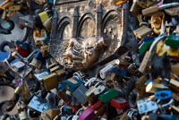 Candados en el Puente de Carlos.  La idea, inspirada por los protagonistas de la novela Tengo ganas de ti , de Federico Moccia, consiste en cerrar un candado y tirar la llave al río para sellar una relación. Aunque el municipio romano quitó los candados, que comenzaron a sumarse de manera inesperada, e intenta frenar esta tradición que hace peligrar la estructura de este puente, la costumbre emigró a otras ciudades donde se siguen cerrando promesas de amor eterno. Algunos otros ilustres puentes que dan suerte son el Vecchio, de Florencia; el de Triana en Sevilla; Pont des Arts en París; Tretiakov en Moscú; Hohenzollernbrüke en Colonia, Alemania; el de Wroclaw, Polonía; Huangshan, China; el puente de la Suegra, en Odessa, Ucrania; Bryggebroen en Copenhague. 