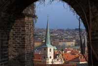 Vistes del Barri de Mala Strana des del Castell de Praga. El barri de Mala Strana es troba als peus del Castell de Praga i acaba al riu. És la part vella de la ciutat i un dels barris més senyorials. Es nota en els carrers, en els edificiosy en l'ambient. Les cases són de construcció antigues, algunes molt recarregades, però excel · lentment conservades, amb colors vius que desprenen força. Tot està netíssim i molt ben cuidat. Són carrers petites, algunes en costa, amb el castell al final del tot. Moltes estan asfaltades amb llambordes, el que li dóna un aire encara més clàssic. Una de les més boniques és Nerudova, que és la que ens baixa del castillohasta el centre del barri. Al costat hi ha l'església de Sant Nicolau, digna de visitar. Val la pena fer un vultecita llarga per aquests carrers, que et remunten a temps passats. Els restaurants i bars també guarden aquest estil antic combinat amb la modernitat dels temps que corren. Prendre una cervesa en un d'ells és un plaer. A més, és un dels millors llocs per ocmer, ja que els seus restaurants, la majoria, són de molt bona qualitat i no massa cars. En molts serveixen menjar tradicional riquíssima.