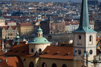 Imagen desde el Castillo de Praga. En primer término el barrio de Mala Strana, después el Río Moldava y detrás el barrio de Nové Méstro.  Nové M?sto El acondicionamiento de este barrio por el emperador Carlos IV es el proyecto de urbanismo más grande que tiene lugar en Europa durante el siglo XIV. Su estructura completa y sus grandes ejes son conservados hasta nuestros días. Las obras de arquitectura realizadas en los alrededores de la Plaza Wenceslao entre finales del siglo XIX y principios del XX la convierten prácticamente en un museo a cielo abierto. La Ciudad Nueva medieval fue planificada alrededor de las murallas de la Ciudad Vieja (vestigios de las actuales calles Revolu?ní, Na P?ikop? y Národní). 