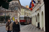 Un tramvia passa per davant de l'Hotel Roma a la part baixa del barri de Mala Strana. En l'antiguitat, Malá Strana va ser cridada Malé M? Sto Praské (La petita de ciutat de Praga). Malé M? Sto Praské va ser creat en 1257 per una amalgama d'assentaments que s'estenien sota el Castell de Praga, constituint una única unitat administrativa. Això va ser sota el regnat de P? Emysl Otakar II. El recent fundat nucli va obtenir el permís de ser una població Real i diversos privilegis més. Els residents eren majoritàriament artesans alemanys convidats pel Rei. Malgrat l'estatus Reial, el Rei no controlava la ciutat al complet. A mitjan segle la ciutat va canviar el seu nom a Malá Strana.