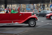 Taxis clásicos para recorrer la ciudad de Praga.  Para recorrer la ciudad, y puestos a hacerlo de la manera más original posible, desde una nueva perspectiva. La Ruta de los Coches Históricos (recorres Praga en un coche de época.), todo un clásico en la ciudad que amplia sus circuitos. No hay urbe que se preste más a este tipo de turismo que Praga, donde circulando por sus calles y plazas podrás transportarte varias décadas atrás en la Historia. Los coches antiguos tienen su base junto a la plaza de la Ciudad Vieja. 