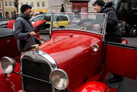 Praga en coche histórico. Visita Retro de Praga Desde 350 CZK (14 EUR) Una forma original con una pincelada retro para descubrir el centro de Praga en un paseo de enamorados, entre amigos o en familia. Descubra, al ritmo de un paseo, las riquezas de Praga y de sus diversos barrios. Pase por las callejuelas de la Ciudad Vieja, de Malá Strana y admire el barrio del Castillo gracias a los comentarios del chofer. Los coches históricos propuestos son modelos originales de los años 20. Estos coches que pertenecieron a la alta burguesía de la época se encuentran actualmente en perfecto estado gracias al mantenimiento que se les realiza periodicamente. 