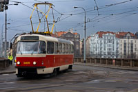 Tranvías en Praga.   La red de tranvías de Praga tiene 135 kilómetros y cuenta con 25 líneas diurnas y 9 nocturnas. En combinación con el metro permite llegar a cualquier punto de interés de la ciudad. Históricamente, los tranvías comenzaron a funcionar en Praga el 23 de septiembre de 1875. En sus inicios los tranvías eran tirados por caballos. Debido a la llegada del tranvía eléctrico y a los constantes descarrilamientos que sufrían los tranvías de tracción animal, en 1891 se inauguró la primera línea eléctrica. En 1896 más de un millón de pasajeros utilizaron este medio de transporte. Horario Las líneas diurnas operan de 4:30 a 24:00 horas. Las nocturnas, con números del 51 al 59, funcionan entre las 24:00 y las 4:30 horas con una frecuencia de 30 minutos. 