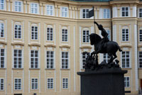 Prague Castle. Equestrian statue of St. George slaying the dragon. . Legend-possibly originated in the fourth century, tells the story of George, a Roman who killed his father after Gerontius, Roman army officer moved with his mother to the hometown Polychrome thereof: Current Lydda-Lod (Israel ) -. There, Polychrome could educate your child in the Christian faith and shortly after reaching the age of majority is headed in the army. Because of his charisma, Jorge soon ascend and, before the age of 30 he was tribune and eat, being destined to Nicomedia as a personal guard of the emperor Diocletian (284-305).