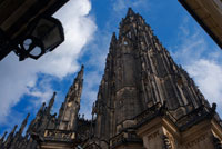 La Catedral de San Vito es la catedral más importante de Praga y uno de sus monumentos más significativos. Se encuentra en el interior del Castillo de Praga.  Su construcción comenzó en 1344 por orden de Juan de Luxemburgo y, tras varias épocas y arquitectos diferentes, se terminó finalmente en los siglos XIX y XX. La Catedral de San Vito abrió sus puertas al público a finales de 1929. La catedral alberga la tumba de Wenceslao IV (El rey bueno), las Joyas de la Corona, y es el lugar de coronación de los reyes de Bohemia. En 1419 se interrumpieron los trabajos a causa de la rebelión husita. Los husitas, contrarios a la veneración de los santos y a las muestras de opulencia propias de la Iglesia católica, saquearon la catedral e hicieron coronar al rey Segismundo en el nuevo templo. 