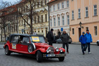 Tours por Praga en coche de época.  Un par de agencias ofecen un tour alrededor de la ciudad a bordo de coches Checos de época que resalen a finales del 1920 y principios de los años ’30. Existen diferentes puntos a lo largo de la ciudad donde se puede acceder a estos coches; los tour parten según la disponibilidad o cuando ustedes lo soliciten, siempre que sean un número de personas suficientes. Los tour duran aproximadamente 40 minutos. Los 3 Veteranos poseen una flota compuesta por los Pequeños Praga y las primeras Škoda, todos resalen a los primeros años de la década del ’30 del siglo pasado. Los puntos de la ciudad en los cuales se puede iniciar el tour son: Staré M?sto en Rytí?ská, en Malé nám?stí y en el punto de encuentro entre la Pa?íská y la Starom?stské nám?stí; y en Malostranské nám?stí en Malá Strana. 