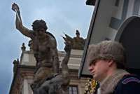 One of the guards guarding the main entrance to the Prague Castle. The castle consists of multiple buildings, palaces, halls, exhibitions, churches, and of course the golden alley and the cathedral. Login to the site and go through the courts is free, so you can go up and visit without paying. In addition, you can enter the Cathedral for free (but only enter the first few meters, to see it all you have to pay).; Gold Alley also be free admission from 17. In short, there is much to do .. There are at least three points of information where to buy the tickets in the courtyards of the castle 2 and 3; also be purchased at the Art Gallery at the Palace, in the alley gold and the Lobkowicz Palace so perhaps should be given a back to see if there are any with less people ... You can also buy online. Once the queue (we imagine in summer it can be hellish) have to choose what you want to see. Every "thing" is a number from I to X. There are several options, two of which grouped the entrance to several of the must, while the rest are inputs "individual" (a permanent exhibition room, the tower of the Cathedral, a painting gallery, etc).