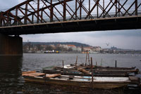 Puente sobre el Rio Moldava en el centro de Praga.  El Moldava, el río más grande de la República Checa, divide a la capital checa en dos partes.  Un bonito paseo que se puede hacer por Praga es recorrer la vera del río al atardecer, pudiendo ver el Castillo de Praga, el Puente de Carlos, y muchos otros lugares destacados.  Si seguimos dirección sur al lado del río, llegaremos a la denominada zona nueva. El aspecto es el mismo que en la zona vieja, con el mismo estilo arquitectónico y colorido de fachadas, aunque las calles son más anchas y hay menos edificios históricos. Uno de los lugares más llamativos es la Casa Danzante, un extraño edificio de estilo descontructivista que llama mucho la atención. Es muy simpático ver como en medio de tantas construcciones clásicas y regias se encuentra esta casa danzante, con un aspecto hiperfuturista, pero que no desentona para nada con el entorno. Un buen ejemplo de como hacer un bonito edificio hoy en día. 