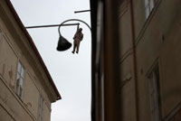 El hombre colgado en Praga.  "Hanging out" es una escultura de Sigmund Freud, hecha por el escultor checo David ?erný. Con su estilo provocador, ?erný es un artista político cuya intención es definitivamente sorprender.  Esta popular escultura se exhibió también en Madrid, Londres, Berlín, Rotterdam y los Estados Unidos (Chicago y Michigan). Su significado: "la condición humana en relación con nuestra necesidad de hacer consciente la decisión de vivir la vida o dejarla ir". 