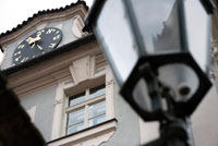 Reloj en el barrio judío de Josefov en Praga El barrio judio de Josefov de originó cuando las dos comunidades judías existentes en la Edad Media se unieron gradualmente. En sus inicios una estaba afincada alrededor de la Sinagoga Staronová (Vieja-Nueva) y la otra en la Sinagoga Española. El nombre de Josefov es un tributo de los judíos a José II, gobernante que comenzó a integrar a los judíos en la vida de Praga. Durante los siglos XVI y XVII y debido a las acusaciones de los cristianos, todos los judíos debían llevar un identificativo amarillo. El barrio de Josefov se integró en Praga en 1850. A finales del siglo XIX las autoridades reformaron totalmente la zona conservando solamente las sinagogas, el cementerio y el ayuntamiento. 