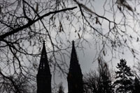 Cúpules de la Catedral de Sant Vito vistes des Petrin. La cúpula de la torre de la Catedral de Sant Vito, situada a l'interior del Castell de Praga, va ser retornada aquest dilluns a la posició original després d'estar sotmesa diversos mesos a treballs de restauració. No obstant això, els capricis del temps han dificultat la tasca dels restauradors. Forts vents van impedir que fos col · locat aquest dilluns l'estendard del lleó daurat, que des de la segona meitat del segle XVIII ha estat ubicat a la part superior de la cúpula de la Catedral i pesa uns 140 quilos.