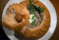 Mushroom soup served inside a bread roll. At mealtime, it is typical to start with a soup, to combat the cold I usually do. The truth is I'm not a big fan of soups, accustomed to the typical chicken soup that is so prevalent in Spain, but the Czechs managed to have a variety of tasty soups. The most typical are garlic and potato, always crave. The potato and mushrooms can potentially serve as the inside of a loaf of bread, as in the past. We can also find noodles soup (a kind of meat balls), dumplings (milk bread), mushrooms and eggs, sausages, noodles, tomato, etc.. In all restaurants usually have several different soups to choose from, yet there never garlic and potato.