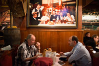 Restaurant i fàbrica de cervesa. La cerveseria Novom? Stský Pivovar, que va ser el 1993 la primera minicervecería oberta a Praga al segle XX, hi ha un extens restaurant conegut pels seus plats gastronòmics nacionals. El restaurant està decorat amb motius del palau de? ESKY Krumlov i d'altres palaus txecs. Serviu la cervesa de barril de pròpia elaboració amb els seus amics, pot demanar des d'un barril de deu litres o optar per la degustació per a gurmets de cerveses de quatre sabors. Igual d'interessant i variada és l'oferta de menjars, entre les quals no cal un suculent gulash de carn de vaca guisat en cervesa negra del cerveser Bé? A amb xoriço a la graella i una varietat de «knedlíky» (mandonguilles de farina), el rave i el pebrot picant o les especialitats preparades per a un major nombre de comensals com són l'oca rostit amb crosta cruixent i farcit d'ametlles, acompanyat de llombarda ofegada i tres tipus de «knedlíky».