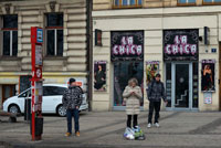 :  La chica, tienda de ropa en el centro de Praga.  Lo más nuevo de Praga está en el Barrio Judío. Siguiendo la estela de las tiendas de grandes firmas internacionales que abrieron en la calle Parizska, han proliferado “ateliers” de moda, restaurantes, bares y hoteles de tendencia. Hay ciudades que se renuevan creando barrios para la vanguardia, casi siempre demasiado alejados del centro como para atraer a los visitantes internacionales. No es el caso de Praga, donde todo parece suceder en el entorno del río Moldava, en una verdadera revolución del shopping y el ocio en general que empapa sus barrios históricos para disfrute de praguenses y turistas. Ocurre, y mucho, en el Barrio Judío, fundamentalmente en la calle Parizska , la auténtica Milla de Oro de la capital checa que lleva hasta Staré Mesto y donde han abierto en los últimos años showrooms de Versace, Christian Dior, Louis Vuitton o Chanel, entre otras firmas internacionales. 