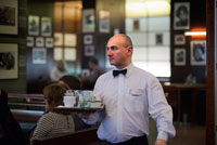 El cafè Slavia. Al davant del teatre nacional, fent cantonada amb els carrers Narodni i Smetanovo, es troba un tradicional cafè d'època, molt elegant que ens transporta a segles passats i èpoques de somni. La decoració és de gran bellesa, amb els seus grans llums caient cap a les taules d'època, on l'ambient encara es realça més gràcies a les vistes al castell de Praga.