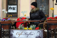 Café Kafka en el centro de Praga. El Callejón del Oro es una calle corta, estrecha y preciosa situada en el interior del Castillo de Praga. Debe su nombre a los orfebres que la habitaron en el siglo XVII. Callejón del Oro El lado izquierdo está ocupado por casitas de colores que fueron construidas en los muros del castillo. Estas casas se construyeron a finales del siglo XVI con el proposito inicial de dar cobijo a los 24 guardianes del castillo. Un siglo después de ser construidas, el gremio de los orfebres ocupó las casas y las modificó. Habitaron en ellas varios siglos. Hacia el siglo XIX fueron habitadas por mendigos y delincuentes de Praga. En el siglo XX fueron desalojados y las casas se han convertido en tiendecitas de marionetas, cristal y otros productos típicos.