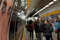 Anuncis a un dels túnels d'accés al metro. Metre de Praga Inaugurat el 1974, el Metre de Praga compta amb 3 línies i 53 estacions. Encara que no està totalment estès per la ciutat, en combinació amb els tramvies fa possible desplaçar-se per tota Praga. Vegem les 3 línies i les seves parades més importants: Línia A (Verd) Recorre Praga de nord-oest a sud-est, des Dejvická a Depo Hostiva?. Les parades més importants començant per l'oest són: Dejvická: És l'estació on deixa l'autobús 119 des de l'aeroport. Malostranská: Estació més propera de Malá Strana. També és útil per agafar el tramvia 22 per pujar a Hrad? Any.