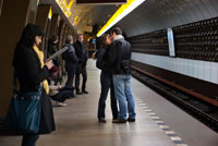 Una pareja se besa en uno de los túneles del metro de Praga. ¿Soltero? ¿No ha logrado encontrar su alma gemela? ¿No tiene tiempo para ir a bares para conocer a su futura pareja? Tal vez Cupido esté esperando por usted a unos cuantos metros bajo tierra. O eso al menos han pensado las autoridades del sistema de transporte público de Praga, la capital de República Checa, que han propuesto la creación de una serie de "vagones del amor" en el metro de la ciudad. La idea es que en estos vagones, reservados sólo para personas solteras y que buscan su media naranja, sean un espacio para el coqueteo, para la seducción y, por qué no, para enamorarse también. Los "vagones del amor" funcionarían en cada una de las tres líneas del metro de la capital checa. 