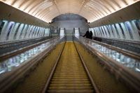 Uno de los túneles del metro de Praga.  El metro de Praga (junto con tranvías y autobuses) es el medio de transporte más utilizado en Praga. Praga – 3 líneas del metro Toda la red subterránea se divide en tres líneas principales, cada una representada por su propio color: La línea A (verde) La línea B (amarilla) La línea C (roja) El metro opera todos los días entre las 5 a.m. y medianoche. Intervalos Dos o tres minutos entre trenes durante las horas pico De cuatro a nueve minutos después de las 7 p.m. 