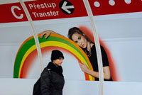 Advertise on one of the access tunnels Prague metro . Wagons " singles only " to flirt in the Prague subway cleaning advantages and speed, the Prague Metro just add one more argument to promote public transport : in the hectic pace of today's society, a wagon is the ideal place to flirt and , therefore , reserved spaces for singles find partners. The idea is still in its infancy , but has good prospects to be realized before the end of the year. " It will not be difficult or expensive project . And it is spreading very fast through social networks ," says Aneta Rehková spokesman Municipal Transport Company (MHD ) , of the Czech capital . Since the company fits this initiative in the hope that people see public transport not only as an economical way to travel, but also as a part of daily life . "Although the distances are short lived , the frenetic pace we live , people have to find a soul mate fast ," argues Rehková , which is excited with the creation of these wagons for singles. Good reception the moment, that opinion is , according to the spokeswoman , shared by many Prague and the proposal is setting reasonable welcomed public opinion . A reader survey by the newspaper Tyden notes that 56 % of single wagons looks like a great idea while 43 % think it is nonsense . Sense or not, the idea emerged as a sales pitch , vaguely inspired initiatives such as women-only carriages operating in Tokyo or Mexico City. Thus, MHD conceived this idea as a way to " attract young people " to public transport . " The Prague metro , with nearly 600 million passengers each year , will become the greater chance to get acquainted. And sure what to choose between " promises Filip Drapal spokesman ROPID , the public entity who designs the plan city ??transport . Drapal arguments carry weight , " Surveys say that more and more increases the number of singles ."