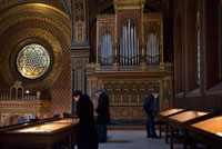 Museo Judio de Praga.  Sinagoga española. La sinagoga más espectacular Sin lugar a dudas, la sinagoga más espectacular del barrio judío de Praga. Construida en 1868 en el sitio de la sinagoga más antigua de Praga (la Vieja Escuela), adquiere el nombre de "La Española" debido a su decoración morisca, de gran similitud a La Alhambra de Granada. Puede visitarse todos los días excepto los sábados, a partir de las 9:00 h. Hasta las 18:00 h, en verano, y las 16:30 en invierno (no se vende entrada individual para esta sinagoga, hay que comprar entrada conjunta para todas las sinagogas, unos 20 euros). Otras sinagogas a visitar en Praga son klausen y Pinkas. Sinagoga española de Praga Si bien el exterior no es demasiado atractivo, aunque sí chocante por sus aires moriscos, el interior descubre una joya en medio de los grandes edificios que la rodean. Aparte de techos y paredes decoradas maravillosamente, el templo nos muestra libros, registros y fotografías de la comunidad judía en Praga y durante el Holocausto. En otra sala se expone la colección de instrumentos sagrados como coronas de la Torá o punteros, todos ellos en plata. Por fuera nos espera una escultura en homenaje a Franz Kafka. 