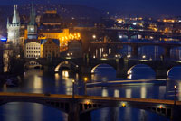 Vistes nocturnes dels diferents ponts de la ciutat de Praga creuant el Rio Moldava. El pont més conegut que s'alça per sobre del corrent del riu Vltava és el pont de Carles. No obstant això no és l'únic. A la ciutat de Praga ha, de fet, disset ponts que creuen el riu Vltava. En el nostre recorregut els coneixerem tots seguint el corrent des de baix a dalt. El pont que es troba més avall es troba en Zbraslav, a l'extrem sud de la capital, a pocs quilòmetres del centre de Praga. Abans, en no formar part de la capital, Zbraslav era el lloc predilecte d'excursions per als praguencs. El pont de Zbraslav és el primer que se situa en el territori de la capital txeca des del sud. Porta nom de "Pont de la Cursa de la Pau" segons la prova ciclista que recorre el territori de la República Txeca. Un altre pont, que uneix la riba esquerra del Vltava amb el barri de Praga de Braník, sol ser anomenat "Pont de la Intel · ligència", per treballar en la seva construcció en els anys 50 del segle XX persones cultes com metges, filòsofs i juristes perseguits pel règim comunista.