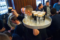 Interior d'una de les incomptables cerveseries ubicades al centre de Praga. Praga és una obligació per als amants de la cervesa. A l'octubre de l'any 1842 "La Pilsner" va néixer i va revolucionar el món de la cervesa, però l'amor que tenen els txecs per la bona vida té una història molt més llarga. Algunes de les millors cerveses del món són elaborades, i el més important, gaudides pels txecs i tots aquells que visiten les seves tavernes, bars o pubs.