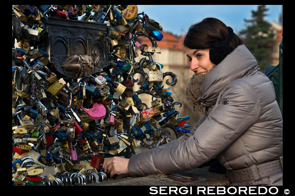 The couples swear eternal love by placing a lock on the Charles Bridge . Along the Charles Bridge in Prague is this bridge with bars full of padlocks . Is not this a unique place to have occurred to find another use locks to keep the belongings as we can find in different cities around the world with padlocks bridges like this. They are in Rome, Moscow , Pecs , Seoul, Korakuen , Cologne, Wrowclaw , Montevideo , Huangshan , Odessa , etc. . Bridge The original staircase descending from the bridge to Kampa Island was replaced by a new one in 1844. The following year, a new flood threatened the integrity of the bridge, but ultimately there were no significant damage . In 1848 , during the days of the Revolution , the bridge escaped unharmed to the guns , although some of the statues were damaged . In 1866 , lights were installed pseudo- Gothic style ( gas initially , but later would be replaced by electric) on the railing of the bridge. In the 1870s the first regular public transport (bus ) became operational on the bridge , which would be replaced later by a tram pulled by horses. It was also in 1870 that the bridge would be called by its current name from Charles Bridge. Between 1874 and 1883 , the towers underwent a thorough renovation . Between 2 and 5 September 1890 , another flood of catastrophic proportions affected and caused significant damage Prague Charles Bridge . Hundred boats , trunks and other floating material from upstream began to form as a barrier against the bridge piled . As a result of the pressure , three of the arches of the bridge were shot down and two of its pillars collapsed due to erosion caused by water. Along with the fifth pillar , two statues built by Ferdinand Brokoff ( those of San Ignacio de Loyola and San Javier) also fell into the river . Recovery efforts demanded two years ( the bridge was reopened on November 19, 1892 ) and cost 665,000 crowns.