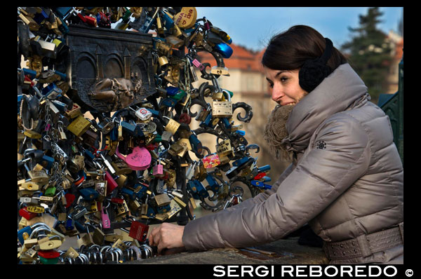 Las parejas juran amor eterno colocando un candado en el Puente de Carlos.  Junto al Puente de Carlos en Praga se encuentra este puente con sus barrotes llenos de candados. No es este un lugar único donde se les haya ocurrido encontrar otra utilidad a los candados que la de guardar pertenencias, ya que podemos encontrarnos en diferentes ciudades de todo el mundo puentes con candados como este. Los hay en Roma, Moscu, Pecs, Seul, Korakuen, Colonia, Wrowclaw, Montevideo, Huangshan, Odessa, etc.  La escalera original del puente que descendía desde el puente hacia la Isla Kampa fue reemplazada por una nueva en 1844. Al año siguiente, una nueva inundación amenazó la integridad del puente, aunque finalmente no se registraron daños de consideración. En 1848, durante los días de la Revolución, el puente escapó ileso a los cañonazos, si bien algunas de las estatuas fueron dañadas. En 1866, se instalaron las luces de estilo seudo gótico (inicialmente a gas, aunque más tarde serían reemplazadas por las eléctricas) en la balaustrada del puente. En los años 1870 el primer servicio regular de transporte público (autobús) comenzó a funcionar sobre el puente, el cual sería reemplazado tiempo después por un tranvía tirado por caballos. También fue en 1870 que el puente sería llamado con su denominación actual de Puente de Carlos. Entre 1874 y 1883, las torres fueron sometidas a una refacción minuciosa. Entre el 2 y el 5 de septiembre de 1890, otra inundación de proporciones catastróficas afectó a Praga y causó importantes daños al Puente de Carlos. Cientos de embarcaciones, troncos y otros materiales flotantes provenientes de aguas arriba empezaron a formar una barrera a medida que se apilaban contra el puente. Como consecuencia de la presión ejercida, tres de los arcos del puente fueron derribados y dos de sus pilares colapsaron debido a la erosión generada por el agua. Junto con el quinto pilar, dos de las estatuas construidas por Ferdinand Brokoff (las de San Ignacio de Loyola y San Javier) también cayeron al río. Los trabajos de recuperación demandaron dos años (el puente fue reabierto el 19 de noviembre de 1892) y costaron 665.000 coronas. 