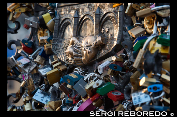 Candados en el Puente de Carlos.  La idea, inspirada por los protagonistas de la novela Tengo ganas de ti , de Federico Moccia, consiste en cerrar un candado y tirar la llave al río para sellar una relación. Aunque el municipio romano quitó los candados, que comenzaron a sumarse de manera inesperada, e intenta frenar esta tradición que hace peligrar la estructura de este puente, la costumbre emigró a otras ciudades donde se siguen cerrando promesas de amor eterno. Algunos otros ilustres puentes que dan suerte son el Vecchio, de Florencia; el de Triana en Sevilla; Pont des Arts en París; Tretiakov en Moscú; Hohenzollernbrüke en Colonia, Alemania; el de Wroclaw, Polonía; Huangshan, China; el puente de la Suegra, en Odessa, Ucrania; Bryggebroen en Copenhague.  Treinta esculturas, en su mayoría de santos, custodian el puente que cruza el río Moldava. Pero sólo dos lugares clave concentran la magia. Según la leyenda, Juan Nepomuceno, confesor de la reina de Bohemia, fue ajusticiado por Wenceslao IV al negarse a romper el secreto de confesión. Luego de ser torturado, lo ataron y lo tiraron al río desde el mismo puente. Así, el primer punto especial se encuentra bajo su estatua. Hay que tocar la figura de un perro, que representa la fidelidad, y el bajo relieve del cuerpo del santo que representa el momento de su martirio. Reconocer el lugar correcto es fácil porque, debido al contacto de tantas manos, reluce mucho más que el resto de la obra. Se dice que para volver a Praga hay que tocarlo. El segundo lugar que congrega turistas es el sitio exacto desde donde San Juan fue arrojado, hoy señalado con una placa en la que se ven cinco estrellas, las mismas que habrían aparecido en el agua al hundirse San Juan. Quien coloque allí su mano debe pedir un deseo y el santo lo concederá. 