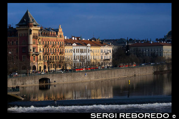 Imágenes del Rio Moldava a su paso por el Puente Carlos de Praga.  El Moldava (en checo: Vltava; en alemán: Moldau; en polaco: We?tawa) es el río más largo de la República Checa. Nace en la parte checa de la Selva de Bohemia, pasa por ?eský Krumlov, ?eské Bud?jovice y Praga, y finalmente se une con el Elba en M?lník. Su longitud es de 430 km y riega un área de aproximadamente 28 000 km²; en su confluencia lleva más agua que el Elba pero se une en ángulo recto a su curso, por lo que parece un afluente. En agosto del 2002 una crecida del Moldava acabó con la vida de varias personas y causó numerosos daños a lo largo de su curso. Uno de los seis poemas sinfónicos del compositor checo Bed?ich Smetana, en su obra Mi patria (checo: Má vlast), se llama Moldava y evoca musicalmente el curso del río. 