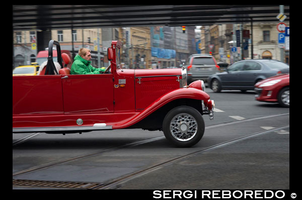 Classic Taxi to see the city of Prague. To explore the city, and made it the most original way, from a new perspective. The Route of the Historic Cars (Prague you travel in a vintage car.), A classic in the city that expands its circuits. No city that will pay more for this type of tourism that Prague where circulating through the streets and squares decades can transport you back in history. Antique cars are based next to the Old Town Square.