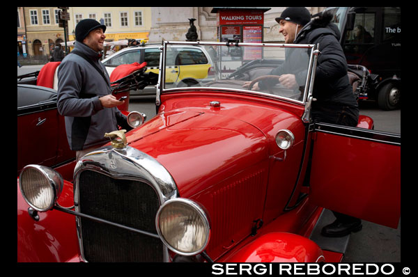 Praga cotxe històric. Visita Retro de Praga Des 350 CZK (14 EUR) Una forma original amb una pinzellada retro per descobrir el centre de Praga en un passeig d'enamorats, entre amics o en família. Descobreixi, al ritme d'un passeig, les riqueses de Praga i dels seus diversos barris. Passada pels carrerons de la Ciutat Vella, de Malá Strana i admiri el barri del Castell gràcies als comentaris del xofer. Els cotxes històrics proposats són models originals dels anys 20. Aquests cotxes que van pertànyer a l'alta burgesia de l'època es troben actualment en perfecte estat gràcies al manteniment que se'ls realitza periòdicament. El passeig es desenvolupa completament en anglès. No es tracta d'una visita guiada, sinó més aviat d'un passeig comentat. Si vostè desitja de totes maneres fer una veritable visita de la ciutat, nosaltres li proposem addicionalment, un guia professional hispanoparlant que l'acompanyarà durant tota la visita. Lloc de sortida, d'arribada i elecció dels circuits segons els seus desitjos. Possibilitat de començar la visita al seu hotel de forma gratuïta. Durada: 1 hora. Possibilitat de reservar per més temps. Models disponibles: Praga Piccolo, 1928 (3 - 4 persones). Praga Alfa, 1929 (5 - 6 persones). Praga AN 10, 1928 (10 persones, possibilitat d'arribar fins a 12 persones amb seients plegables). Observació: el nombre de persones indicat no inclou al xofer. El seient al costat del xofer és lleugerament més estret a la resta dels seients.