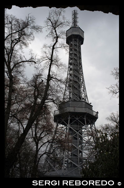 Torre de Petrín. Con sus 60 metros de altura y una estructura similar a la Torre Eiffel, la Torre de Pet?ín es el mirador más elevado de Praga. Desde su terraza superior a 51 metros de altura estaréis a 200 metros de altitud sobre el río Moldava. El parecido de la Torre de Pet?ín con el más importante monumento parisino no es casual. La Torre de Pet?ín se construyó dos años después de la Torre Eiffel, en 1891, con objeto de la Exposición Nacional de Praga. El Monte Pet?ín es uno de los lugares de esparcimiento más queridos de Praga, sus jardines, un antiguo viñedo, son los preferidos por los praguenses para pasear e incluso para tomar el sol. Para alcanzar los 138 metros que separan la cima de la ciudad, podéis subir paseando por sus jardines o tomar el funicular desde la calle Újezd. Laberinto de los espejos Situado a escasos metros de la torre anterior se encuentra otro resquicio de la Exposición de Praga de 1891, el Laberinto de los Espejos. En su interior hay un pequeño laberinto y una sala de espejos convexos. Si viajáis con niños y les hace ilusión podéis entrar, pero el precio no compensa la experiencia. 