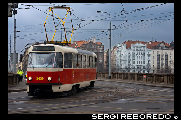 Tranvías en Praga.   La red de tranvías de Praga tiene 135 kilómetros y cuenta con 25 líneas diurnas y 9 nocturnas. En combinación con el metro permite llegar a cualquier punto de interés de la ciudad. Históricamente, los tranvías comenzaron a funcionar en Praga el 23 de septiembre de 1875. En sus inicios los tranvías eran tirados por caballos. Debido a la llegada del tranvía eléctrico y a los constantes descarrilamientos que sufrían los tranvías de tracción animal, en 1891 se inauguró la primera línea eléctrica. En 1896 más de un millón de pasajeros utilizaron este medio de transporte. Horario Las líneas diurnas operan de 4:30 a 24:00 horas. Las nocturnas, con números del 51 al 59, funcionan entre las 24:00 y las 4:30 horas con una frecuencia de 30 minutos.  Tranvía 22. La línea de tranvía número 22 sube por Hrad?any facilitando el acceso al Castillo de Praga, al Loreto y al Monasterio Strahov. Es el tranvía más utilizado por los turistas ya que llega a lugares donde no llega el metro. Al ser la línea más turística, es donde los carteristas tratan de "hacer su agosto". No es tan descarado como en otras ciudades y bastará con no ser demasiado confiados. 