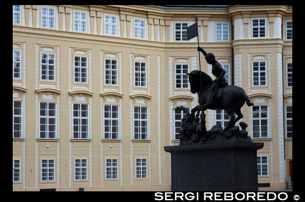 Prague Castle. Equestrian statue of St. George slaying the dragon. . Legend-possibly originated in the fourth century, tells the story of George, a Roman who killed his father after Gerontius, Roman army officer moved with his mother to the hometown Polychrome thereof: Current Lydda-Lod (Israel ) -. There, Polychrome could educate your child in the Christian faith and shortly after reaching the age of majority is headed in the army. Because of his charisma, Jorge soon ascend and, before the age of 30 he was tribune and eat, being destined to Nicomedia as a personal guard of the emperor Diocletian (284-305). In 303, the emperor issued an edict authorizing the persecution of Christians throughout the empire, which continued with Galerius (305-311). George, who was ordered to participate, confessed that he too was a Christian and Diocletian ordered him tortured without success. Therefore, it was ordered to be executed. After being beheaded outside the walls of Nicomedia on 23 April 303, witnesses convinced Empress Alexandra and an anonymous pagan priestess to convert to Christianity and join George in martyrdom. Once dead, the body of George was sent to Lydda to be buried.