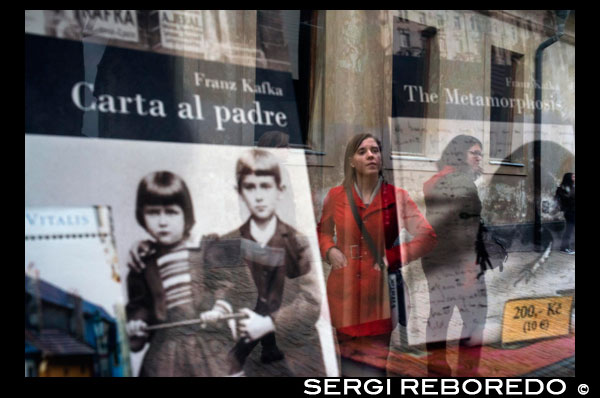 Venta de diferentes libros de Franz Kafka.  Franz Kafka (Praga, Austria-Hungría, 3 de julio de 1883 – Kierling, Austria, 3 de junio de 1924) fue un escritor praguense de origen judío que escribió su obra en alemán. Su obra está considerada como una de las más influyentes de la literatura universal5 6 y está llena de temas y arquetipos sobre la alienación, la brutalidad física y psicológica, los conflictos entre padres e hijos, personajes en aventuras terroríficas, laberintos de burocracia, y transformaciones místicas. Fue autor de tres novelas, El proceso (Der Prozeß), El castillo (Das Schloß) y El desaparecido (Amerika or Der Verschollene), la novela corta La metamorfosis (Die Verwandlung) y un gran número de relatos cortos.7 Además, dejó una abundante correspondencia y escritos autobiográficos. Su peculiar estilo literario ha sido comúnmente asociado con la filosofía artística del existencialismo - al que influenció - y el expresionismo, y en algún nivel se lo ha comparado con el realismo mágico. Estudiosos de Kafka discuten sobre cómo interpretar al autor, algunos hablan de la posible influencia de alguna ideología política antiburocrática, de una religiosidad mística o de una reivindicación de su minoría etnocultural, mientras otros se fijan en el contenido psicológico de sus obras. Sus relaciones personales también tuvieron gran impacto en su escritura, particularmente su padre (Carta a su padre), su prometida Felice Bauer (Cartas a Felice) y su hermana (Cartas a Ottla). Albert Camus, Jean-Paul Sartre, Jorge Luis Borges y Gabriel García Márquez se encuentran entre los escritores influenciados en los escritos de Kafka; el término kafkiano se usa en el idioma español para describir situaciones surreales como las que se encuentran en sus libros y tiene sus equivalentes en otros idiomas. Solo unas pocas de sus obras fueron publicadas durante su vida. La mayor parte, incluyendo trabajos incompletos, fueron publicados por su amigo Max Brod, quien ignoró los deseos del autor de que los manuscritos fueran destruidos. 