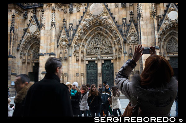 La catedral de San Vito (Chrám svatého Víta o Katedrála Svatého Víta, en checo) es un templo dedicado al culto católico situado en la ciudad de Praga (República Checa). Forma parte del conjunto artístico monumental del Castillo de Praga y es la mayor muestra del Arte gótico de la ciudad. Desde 1989 está dedicada a San Vito, San Venceslao y San Adalberto. Ha sido el escenario de la coronación de todos los reyes de Bohemia y en ella se encuentran también enterrados todos los santos obispos y arzobispos y un buen número de reyes. La catedral, aunque católica, es de propiedad estatal desde el inicio de su construcción en el siglo XIV. La catedral de San Vito es el símbolo de Praga y de toda la República Checa, tanto por su historia tempestuosa como por su valor artístico. Fue la culminación de las reivindicaciones de los reyes de Bohemia que quisieron convertir la diócesis de Praga en arzobispado. La primera piedra fue colocada el 21 de noviembre de 1344 por el arzobispo de Praga, Ernesto de Pardubice, en presencia del rey Juan de Luxemburgo y de sus hijos, Carlos (futuro Carlos IV de Bohemia) y Juan. Se erigió en el mismo solar en el que antiguamente se hallaban una rotonda románica y una basílica dedicadas, asimismo, a San Vito, de las que todavía quedan restos. El proyecto fue diseñado por el arquitecto francés Matias Arras, que se inspiró en el inicial arte gótico francés, tomando como modelo las catedrales de Toulouse y Narbona. De hecho, la catedral de San Vito es una de las últimas muestras importantes, de esta corriente artística. Peter Parler sucedió, en 1356, al arquitecto Matías Arras después del fallecimiento de éste, aunque transcurrieron unos años sin que fuera dirigida por ningún maestro de obras. Más tarde la construcción sería dirigida por los hijos de Peter Patlér, Jan y Václay. Estos nuevos arquitectos imprimieron a la catedral un estilo inspirado en el gótico alemán pero dándole, asimismo, su impronta personal, puesta de manifiesto en el coro, la capilla de San Segismundo y la sacristía que fueron terminadas por ellos. De esta época cabe destacar las complejas bóvedas, sólo comparables a las de las catedrales inglesas. 