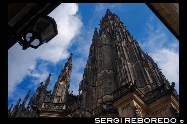 La Catedral de Sant Vito és la catedral més important de Praga i un dels seus monuments més significatius . Es troba a l'interior del Castell de Praga . La seva construcció va començar en 1344 per ordre de Juan de Luxemburg i , després de diverses èpoques i arquitectes diferents, es va acabar finalment en els segles XIX i XX . La Catedral de Sant Vito va obrir les seves portes al públic a finals de 1929 . La catedral acull la tomba de Wenceslao IV (El rei bo) , les Joies de la Corona , i és el lloc de coronació dels reis de Bohèmia . En 1419 es van interrompre els treballs a causa de la revolta husita . Els hussites , contraris a la veneració dels sants ia les mostres d'opulència pròpies de l'Església catòlica , van saquejar la catedral i van fer coronar al rei Segismundo en el nou temple . En 1485 la cort va tornar al Castell de Praga i es va començar a restaurar la Catedral . Es va construir un nou Oratori Real, obra de Hans Spiesz , símbol de la sobirania del rei, que es va acabar en 1490 . Les escenes de la llegenda de Sant Wenceslao es van concloure en 1509 per a la coronació del rei Lluís Jagellon . En 1526 Fernando I d'Habsburgo es va convertir en el primer Habsburg coronat com a rei de Bohèmia . D'aquesta època data la Galeria de la Música , obra de Bonifacio Wolmut , d'estil manierista , amb voltes neogòtiques , així com la capella de Sant Adalberto que posteriorment va ser destruïda . En 1566 Maximiliano II d'Habsburgo va encarregar el Panteó Reial dedicat a la Casa d'Habsburgo i als seus predecessors en el tron de Bohèmia , es va acabar en 1589 . El 23 maig 1618 es va produir la defenestració de Praga , que donaria començament a la Guerra dels Trenta Anys . En 1619 els radicals calvinistes van causar grans desperfectes a la catedral que va haver de tornar a consagrar al febrer de 1621 , després de la derrota txeca a la batalla de la Muntanya Blanca . Gaspar Bechteler tallar els relleus de fusta que commemoren la defenestració i les seves conseqüències . En 1644 Leopoldo Guillem , bisbe de Olomue , va fer restaurar un canelobre romànic de la capella de Sant Joan Baptista que , suposadament , procedia del Temple de Jerusalem . Amb l'arribada del barroc , l'emperador Leopold I d'Habsburg va posar la primera pedra d'una nau dissenyada per Giovanni Domenico Orsi , però les obres van haver d'interrompre a 1675 per falta de pressupost . De la mateixa manera va fracassar el projecte de Johann F. Schor . D'aquesta època daten les estàtues dels sants patrons txecs que hi ha a la capella de Sant Joan de Nepomuceno , obra de Rinaldo Ranzoni , el retaule de Sant Segimon de Frantisek Weis i la tomba de Sant Joan de Nepomuceno , obra mestra d'Antonio Corradini . En 1844 , Václav M. Pesina va demanar que s'acabés la catedral , fet que no passaria fins a 1839 en constituir una societat que es va interessar en això . En 1862 Josef'O Kranner va començar els treballs restaurant el presbiteri del qual va eliminar gran part dels afegits barrocs . Amb motiu del retorn a Praga de les Joies de la Corona Txeca, es va reformar la Cambra de la corona; paral · lelament es van finalitzar les obres de la volta principal i de la façana Oest . El 28 de desembre de 1929 es va obrir al públic la catedral totalment acabada .