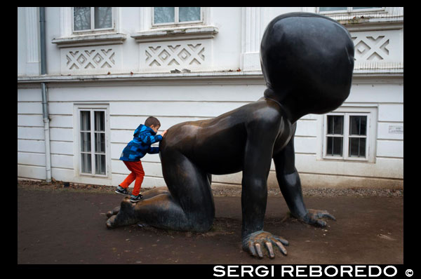 Bebès gegants gatejant per l'illa de Kampa. Praga. Aquestes són tres escultures en bronze de l'artista txec David Cerny, titulades "Babies", tres gegants beus amb codis de barres incrustats en les seves cares. David Cerny va néixer el 15 de desembre 1967 a Praga, va guanyar notorietat el 1991 per pintar un tanc soviètic de color rosa, pertanyent al monument als caiguts al centre de Praga. Atès que el tanc era part d'un monument de cultura nacional, el seu acte de desobediència civil va ser considerat "vandalisme" i va ser detingut. Praha (Czech Republic).