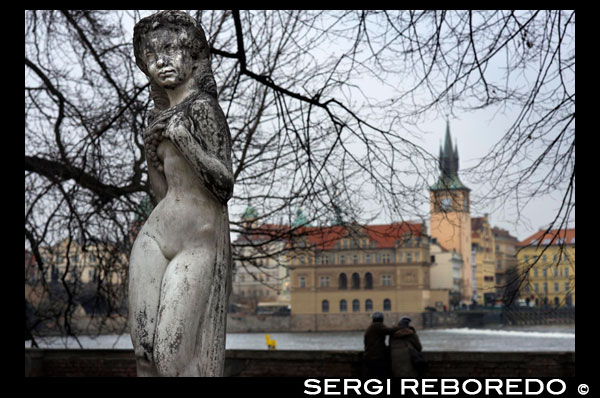 Esculturas junto al Rio Moldava. El río Moldava se abre camino por la mágica ciudad de Praga entre edificios clásicos edificios, y maravillosos puentes que lo cruzan, como el Puente de Carlos y otro más modernos. En la Edad Media este río se utilizaba para transportar madera de los bosques del sur que se destinaba a la construcción. En la historia de la creación de la ciudad, ha tenido un papel esencial. Actualmente, hay aún zonas donde se desciende en balsas, sobre todo en el interior. Los turistas pueden disfrutar de una cena crucero y de las magníficas vistas de la Ciudad de las Cien Torres desde sus aguas. Se nota que la articulación de la capital de Bohemia se hizo por y para el río a la hora de concebir su ciudad. Ya nadie se baña en sus aguas, haciendo buena la filosofía de Heráclito. En cambio, multitud de palacios y edificios se asoman al río, lo buscan desde muchas perspectivas, se dejan acariciar por sus fuertes brisas y nunca le dan la espalda. Hace pocos años sufrieron unas inundaciones tremendas, con unos destrozos impresionantes, pero como si de un mal de amores se tratara, los praguenses siguen viviendo de cara a su río. Por eso una decena de majestuosos puentes unen las dos orillas de la ciudad, desde el artístico de Carlos IV hasta el último a las afueras de la urbe. El Moldava (checo: Vltava) es el río más largo de la República Checa, su curso va desde sus fuentes en Šumava pasando por ?eský Krumlov, ?eské Bud?jovice y Praga, uniéndose después con el Elba en M?lník. Su longitud es de 430 kilómetros y riega un área de aproximadamente 28.000 kilómetros cuadrados; en su confluencia lleva más agua que el Elba pero se une en ángulo recto a su curso, por lo que parece un afluente. En agosto del 2002 una crecida del Moldava acabó con la vida de varias personas y causó numerosos daños a lo largo de su curso. Uno de los seis poemas sinfónicos del compositor checo Bed?ich Smetana, en su obra Mi patria (checo: Má vlast), se llama Moldava y evoca musicalmente el curso del río. 