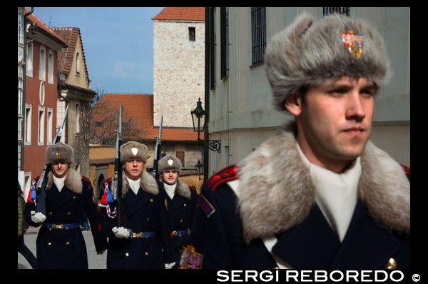 Changing of the guard at the Presidential Palace, is a colorful spectacle for those who likes this type of event. The Changing of the Guard is a ceremony that has become a major tourist attraction in royal palaces of European cities, such as London, Madrid and Copenhagen. On your trip to Prague will also have the opportunity to attend this ceremony. The Changing of the Guard takes place in the great hall of the Prague Castle, in the main courtyard, in front of the former Royal Palace. In the case of Prague, in the Castle ceremony is performed that includes a flag raising and parade enlivened with the military band. The schedule of this ceremony is every day, at 12 o'clock noon. Also, each time you make a simple change of guard.