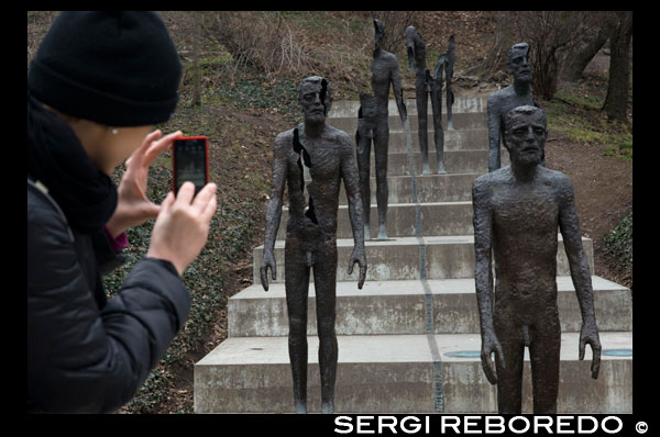 Monument als morts de la fam situat als peus del funicular que porta fins al mirador de Petrín. Mur de la Fam Es tracta d'una paret que, travessant el parc, s'estén gairebé des del riu Moldava, a l'altura de l'estació Ujezd on es troba el funicular, fins al Monestir Strahov. Per què té aquest nom? Certament no devorava als vianants ni res per l'estil ... Aquest mur va ser construït en temps de Carles IV, entre 1360 i 1362, quan una fam afectava seriosament a la ciutat. L'emperador va decidir ampliar les fortificacions defensives al sud de Malá Strana, emprant especialment als més pobres i proporcionant a canvi menjar per a ells i les seves famílies. El Pujol Petrin s'eleva fins a arribar als 327 metres al sud de Malá Strana. En altres temps proveïa de les pedres necessàries per a la construcció de cases i monuments a la ciutat, actualment, els seus vessants forestades i adornades amb jardins proporcionen un espai molt agradable per passejar gaudint de les millors vistes sobre Praga i el riu. El més recent dels seus jardins és un preciós Rosedal que data de 1931, un espai molt bonic per visitar a les estacions més càlides. Els praguenses gaudeixen molt del parc Petrin, cada estació el "vesteix" de colors i sensacions diferents. Encara a l'hivern, la gent s'arriba per passejar per les seves avingudes respirant l'aire més net i pur, o perquè els nens gaudeixin dels jocs a la neu. També pot ser l'ocasió d'interessar a l'astronomia portant de visita al planetari. Es pot anar fins al cim a peu, observant els esquirols que apareixen per tot arreu, o bé agafar el funicular a la parada de tramvia Ujezd. Baixant a la primera parada es pot anar al restaurant Nebozizek i admirar les vistes de la ciutat mentre es gaudeix d'un bon àpat. Markéta Lehecková.