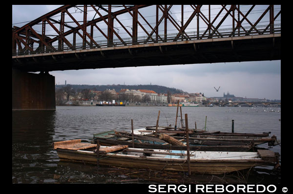 Pont sobre el riu Moldava al centre de Praga. El Moldava, el riu més gran de la República Txeca, divideix la capital txeca en dues parts. Un bonic passeig que es pot fer per Praga és recórrer la vora del riu al vespre, pot veure el Castell de Praga, el Pont de Carles, i molts altres llocs destacats. Si seguim direcció sud al costat del riu, arribarem a l'anomenada zona nova. L'aspecte és el mateix que a la zona vella, amb el mateix estil arquitectònic i colorit de façanes, encara que els carrers són més amples i hi ha menys edificis històrics. Un dels llocs més cridaners és la Casa Danzante, un estrany edifici d'estil descontructivista que crida molt l'atenció. És molt simpàtic veure com enmig de tantes construccions clàssiques i règies es troba aquesta casa dansaire, amb un aspecte hiperfuturista, però que no desentona per res amb l'entorn. Un bon exemple de com fer una bonic edifici avui en dia