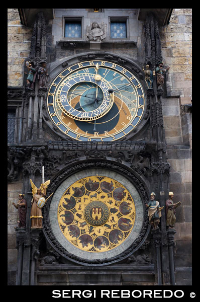 El Rellotge Astronòmic de Praga ( en txec Starom ? Stský Orloj ) , és un rellotge astronòmic medieval localitzat a Praga , la capital de la República Txeca , situat a 50 ° 5'13 .23 "N 14 ° 25'15 .30 " E. El Rellotge es troba a la paret sud de l'ajuntament de la Ciutat Vella de Praga , sent una popular atracció turística . Els tres principals components del Rellotge són : El quadrant astronòmic , que a més d'indicar les 24 hores de dia , representa les posicions del sol i de la lluna al cel , a més d'altres detalls astronòmics Les figures animades que inclouen " El passeig dels Apòstols " , un mecanisme de rellotgeria que mostra , quan el rellotge dóna les hores , les figures dels Dotze Apòstols . El calendari circular amb medallons que representen els mesos de l' any.El quadrant astronòmic té forma de astrolabi , instrument usat en l'astronomia medieval i en la navegació fins a la invenció del sextant . Té pintat sobre ella representacions de la Terra i del cel , així com dels elements que l'envolten , especialment per quatre components principals : l'anell zodiacal , l'anell de rotació , la icona que representa al sol i la icona que representa la lluna . El fons representa la Terra i la visió local del cel . El cercle blau del centre representa el nostre planeta i el blau més fosc la visió del cel des de l'horitzó . Les àrees vermelles i negres indiquen les parts del cel que es troben sobre l'horitzó . Durant el dia el sol se situa a la zona blava del fons , mentre que a la nit passa a situar-se en la zona fosca . Des que surt el sol fins que es fa fosc , la mecànica del sol fa que estigui sempre posicionat sobre la zona vermella . A l'esquerra del rellotge ( l'Est ) , trobem l'aurora i l'alba , mentre a l'oest trobem l'ocàs i el crepuscle . Quadrant astronòmic. Els nombres daurats del cercle blau representen les 24 hores del dia ( el format estàndard ) , marcant l'hora civil de Praga . Però trobem també la divisió de 12 hores , que es defineixen pel temps entre l'alba i el vespre i que varia segons la durada del dia depenent de l' estació de l'any .