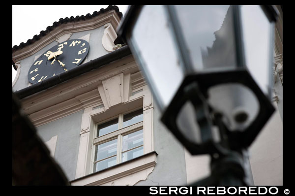 Reloj en el barrio judío de Josefov en Praga El barrio judio de Josefov de originó cuando las dos comunidades judías existentes en la Edad Media se unieron gradualmente. En sus inicios una estaba afincada alrededor de la Sinagoga Staronová (Vieja-Nueva) y la otra en la Sinagoga Española. El nombre de Josefov es un tributo de los judíos a José II, gobernante que comenzó a integrar a los judíos en la vida de Praga. Durante los siglos XVI y XVII y debido a las acusaciones de los cristianos, todos los judíos debían llevar un identificativo amarillo. El barrio de Josefov se integró en Praga en 1850. A finales del siglo XIX las autoridades reformaron totalmente la zona conservando solamente las sinagogas, el cementerio y el ayuntamiento. 