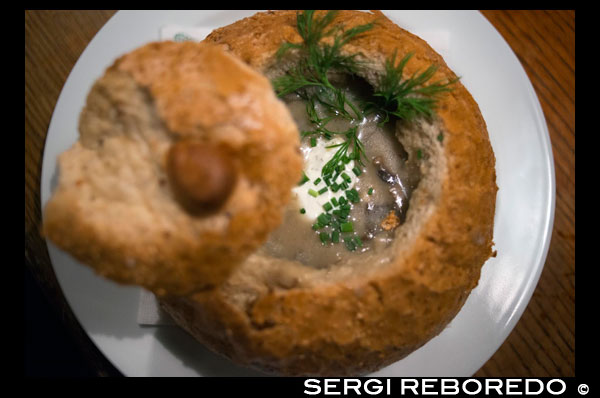 Sopa de xampinyons servida a l'interior d'una pasta de pa. A l'hora de dinar, és típic començar per una sopa, per combatre el fred que sol fer. La veritat és que no sóc un gran aficionat a les sopes, acostumat a la típica sopa de pollastre que tant abunda a Espanya, però els txecs se les van enginyar per tenir una gran varietat de sopes molt saboroses. Les més típiques són la d'all i la de patata, que sempre vénen de gust. La de patata i xampinyons la poden arribar a servir dins una pasta de pa, com es feia antigament. També podem trobar sopa de noodles (una mena de boles de carn), dumplings (pa de llet), xampinyons i ous, salsitxes, tallarines, tomàquet, etc. En tots els restaurants solen tenir diverses sopes diferents per escollir, sense faltar mai la d'all i la de patata.