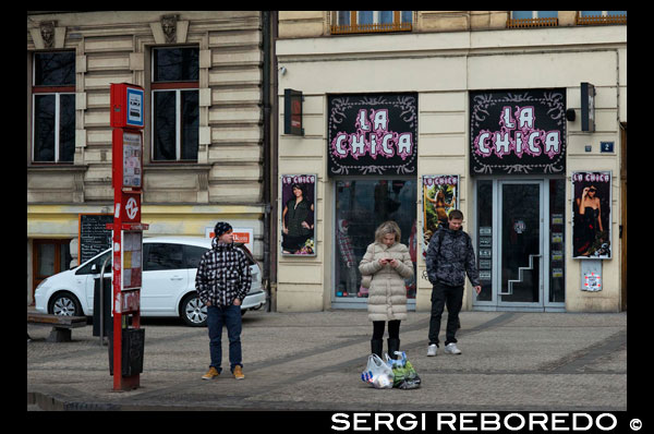 La noia , botiga de roba al centre de Praga . El més nou de Praga està al Call Jueu . Seguint l'estela de les botigues de grans firmes internacionals que van obrir al carrer Parizska , han proliferat " ateliers " de moda , restaurants , bars i hotels de tendència . Hi ha ciutats que es renoven creant barris per l'avantguarda , gairebé sempre massa allunyats del centre com per atraure els visitants internacionals . No és el cas de Praga, on tot sembla succeir en l'entorn del riu Moldava , en una veritable revolució del shopping i l'oci en general que amara els seus barris històrics per a gaudi praguenses i turistes . Passa, i molt, al Barri Jueu , fonamentalment al carrer Parizska , l'autèntica Milla d' Or de la capital txeca que porta fins Staré Mesto i on han obert en els darrers anys showrooms de Versace , Christian Dior , Louis Vuitton o Chanel , entre altres firmes internacionals . Per a una pausa després de tanta compra es pot prendre un cafè a Nespresso Boutique Bar ( Parizska , 10/1068 ) , una franquícia de la coneguda marca internacional però decorada d'una forma molt original i confortable. Una altra bona opció per a la pausa és NOstress ( Dusní , 10) , on no només es pot degustar un cafè , una cervesa o un còctel sinó també admirar les obres de joves fotògrafs que pengen de les parets. Molt a prop ha obert un espai molt original i considerat com la primera botiga de disseny i street -art de la capital txeca : Kebab Store ( Dusní , 7/13 ) . Per exemple, aquí es poden adquirir edicions especials de firmes esportives com Puma o Adidas . Al marge de les grans marques internacionals , qui vulgui prendre el pols a la nova moda txeca ha de passar per Bohème Boutique ( Dusní , 8) , on la dissenyadora Hana Stocklass ofereix el seu estil clàssic , encara que també molt fresc , o per la botiga de Jozef Sloboda ( Tynska ulicka , 4) , amb propostes per a un home d'estil casual i en edicions limitades . I per conèixer realment per on van els aires del nou disseny txec , cal fer una volta també per la botiga Qubus Design Studio ( Rámová , 3) , multiespai on es mostra el treball de creadors de moda , de disseny gràfic , de complements de moda i llar i de mobiliari en general. Per dinar o sopar , una de les propostes més innovadores de la zona és la del Siddharta Cafè ( Jakubská , 649 /8. T 00420221776 300) dins de l'hotel Buddha Bar , on es combina una cuina amb múltiples matisos internacionals i una decoració en que els motius asiàtics cobren gairebé tot el protagonisme . I per acabar el passeig pel Barri Jueu és fer-ho d'una forma molt agradable , gaudint d'algun dels tractaments i massatges que ofereix aquest paradís del benestar que és Zen Asian Wellness ( Hastalska , 14 . T 00420225303 116).